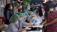 “Tấm khiên chống COVID-19”: Cung cấp thông tin toàn cảnh về thực tế tiêm ngừa COVID-19 ở Việt Nam