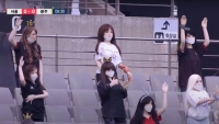Cựu vương K-League bị chỉ trích khi dùng búp bê “người lớn” để lấp đầy khán đài trống 
