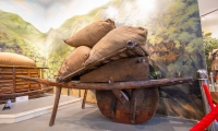 Xe cút kít làm từ gỗ bàn thờ ra trận phục vụ Chiến dịch Điện Biên Phủ