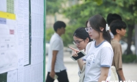 Hình ảnh thí sinh đi làm thủ tục dự thi lên lớp 10 ở Hà Nội