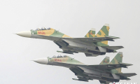 Hình ảnh máy bay Su-30MK2 và trực thăng quân sự trên bầu trời Hà Nội