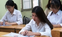 Thí sinh dự thi vào lớp 10 trường THPT chuyên Đại học Sư phạm Hà Nội năm 2023 bắt đầu thi môn Ngữ Văn