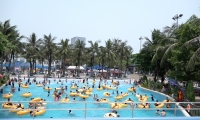 Hà Nội: Bất chấp nắng nóng gay gắt, các điểm vui chơi vẫn đông nghịt khách dịp nghỉ lễ