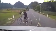 Không chú ý quan sát khi sang đường, xe đạp cắt ngang đầu xe ô tô