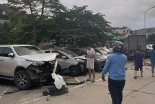 Quảng Ninh: 10 ô tô hư hỏng nặng sau cú đâm liên hoàn của xe bán tải
