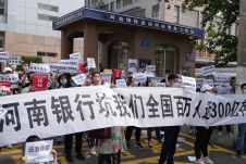 Trung Quốc: Tá hoả vì gửi tiền ở các ngân hàng nhỏ có thể bị mất sạch