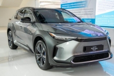 Toyota triệu hồi xe điện bZ4X vì nguy cơ rơi bánh xe