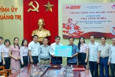 Ban tổ chức chương trình “Màu hoa đỏ” tặng 5 nhà tình nghĩa tại tỉnh Quảng Trị