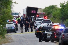 Hơn 40 người di cư chết trong thùng xe tải ở Texas, Mỹ