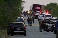 Số người chết trong thùng xe tải ở Texas tăng lên 51, bắt giữ 3 đối tượng