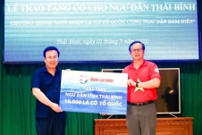 Trao tặng 10.000 lá cờ Tổ quốc cho ngư dân tỉnh Thái Bình