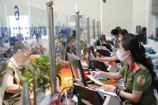 Đông đảo người dân đi làm thủ tục cấp hộ chiếu theo mẫu mới ở Hà Nội