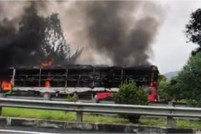 Xe khách giường nằm cháy ngùn ngụt trên cao tốc Cầu Giẽ - Ninh Bình