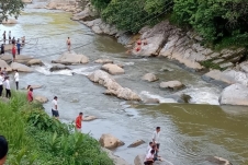 Du khách chụp ảnh suối Sa Pa trượt chân rơi xuống nước bị mất tích