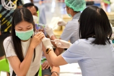 Thái Lan hạ cấp COVID-19, Nhật Bản sắp triển khai vắc xin Omicron