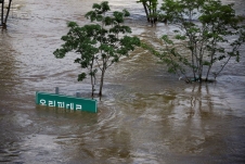 Mưa giảm bớt ở Seoul, nhưng lũ lụt vẫn gây thiệt hại nặng nề