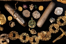 Phát hiện kho báu đầy tiền vàng, đá quý từ con tàu đắm hơn 3 thế kỷ trước