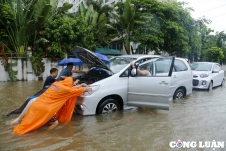 Hà Nội: Xe ô tô bị ngập sâu sau mưa lớn, người dân cùng nhau đẩy xe lên cao