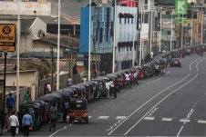 Thị trường nhiên liệu chợ đen tràn lan khắp Sri Lanka khi nước này khủng hoảng nhiên liệu trầm trọng