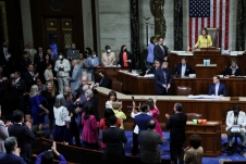 Hạ viện Mỹ thông qua dự luật về biến đổi khí hậu, giá thuốc