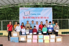 Báo Điện tử VietnamPlus hỗ trợ nhiều học sinh nghèo miền núi trước thềm năm học mới