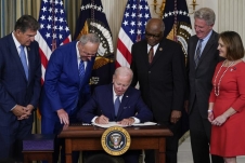Tổng thống Biden ký dự luật trị giá 430 tỷ USD về khí hậu và sức khỏe
