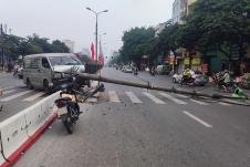 Hà Nội: Ô tô đâm gãy cột điện trên đường Giải Phóng khiến giao thông ùn tắc