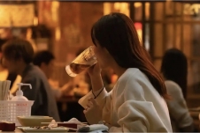 Nhật Bản kêu gọi thanh niên uống rượu nhiều hơn để thúc đẩy nền kinh tế