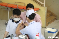 Nhiều trẻ ở TP. HCM chưa tiêm vaccine ngừa Covid-19: Phụ huynh sợ vaccine hết hạn