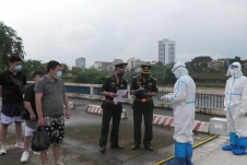 Lào Cai: Trao trả 3 người Trung Quốc trốn từ các sòng bạc Campuchia, vượt biên trái phép