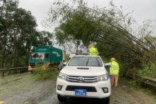 Lực lượng CSGT khắc phục hậu quả trên các tuyến đường sau bão Noru