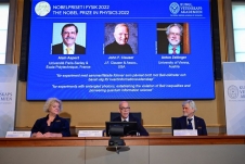 Giải Nobel Vật lý 2022 được trao cho 3 nhà khoa học nhờ công trình lượng tử