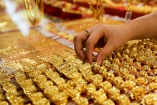 Giá vàng trong nước giảm gần 800.000 đồng/lượng theo đà giảm của giá vàng thế giới