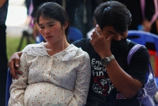 Vụ thảm sát nhà trẻ Thái Lan: Quá đau đớn, cha mẹ vừa khóc vừa nắm chặt đồ chơi của con