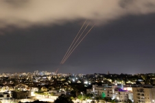 Truyền thông Iran nói Israel đã tấn công, UAV xuất hiện trên bầu trời Isfahan