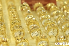 Giá vàng rơi thẳng đứng, thủng mốc 80 triệu đồng/lượng