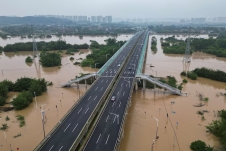 Lũ lụt bất thường ở Quảng Đông (Trung Quốc), video cho thấy cây cầu bị cuốn trôi