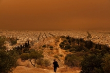 Thời tiết châu Âu thay đổi bất thường: Athens trông như Sao Hỏa, Helsinki trắng xóa