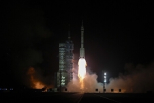 Trung Quốc phóng thành công tàu vũ trụ Thần Châu-18, hướng đến sứ mệnh Mặt trăng