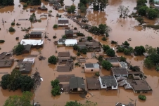 Lũ lụt biến đường thành sông ở Brazil, hàng trăm người thiệt mạng và mất tích