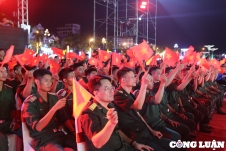 Hàng ngàn người dân Thanh Hóa theo dõi chương trình Lễ kỷ niệm 70 năm Chiến thắng Điện Biên Phủ