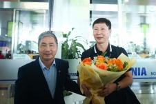 HLV Kim Sang Sik đến Hà Nội, sẵn sàng cho lễ ra mắt ĐT Việt Nam vào ngày mai
