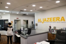 Cảnh sát Israel đột kích đài truyền hình Al Jazeera sau lệnh đóng cửa