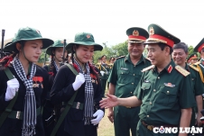 Đại tướng Phan Văn Giang thăm, động viên cán bộ, chiến sĩ tham gia diễu binh, diễu hành tại Điện Biên