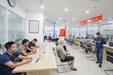 Hà Nội: Người dân vẫn tập trung đông tại 2 điểm cấp đổi giấy phép lái xe