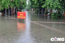 Mưa lớn khiến nhiều tuyến phố tại TP Thanh Hoá ngập sâu trong nước