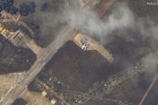 Ảnh vệ tinh cho thấy máy bay và tòa nhà bị phá hủy tại căn cứ quân sự Nga ở Crimea