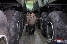 Hình ảnh ông Kim Jong Un đi thị sát cơ sở vũ khí khổng lồ của Triều Tiên
