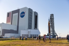 NASA lần đầu phóng tên lửa từ sân bay vũ trụ thương mại