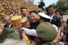 Ông Kim Jong Un tuyên bố chiến thắng COVID-19, dỡ bỏ các biện pháp chống dịch